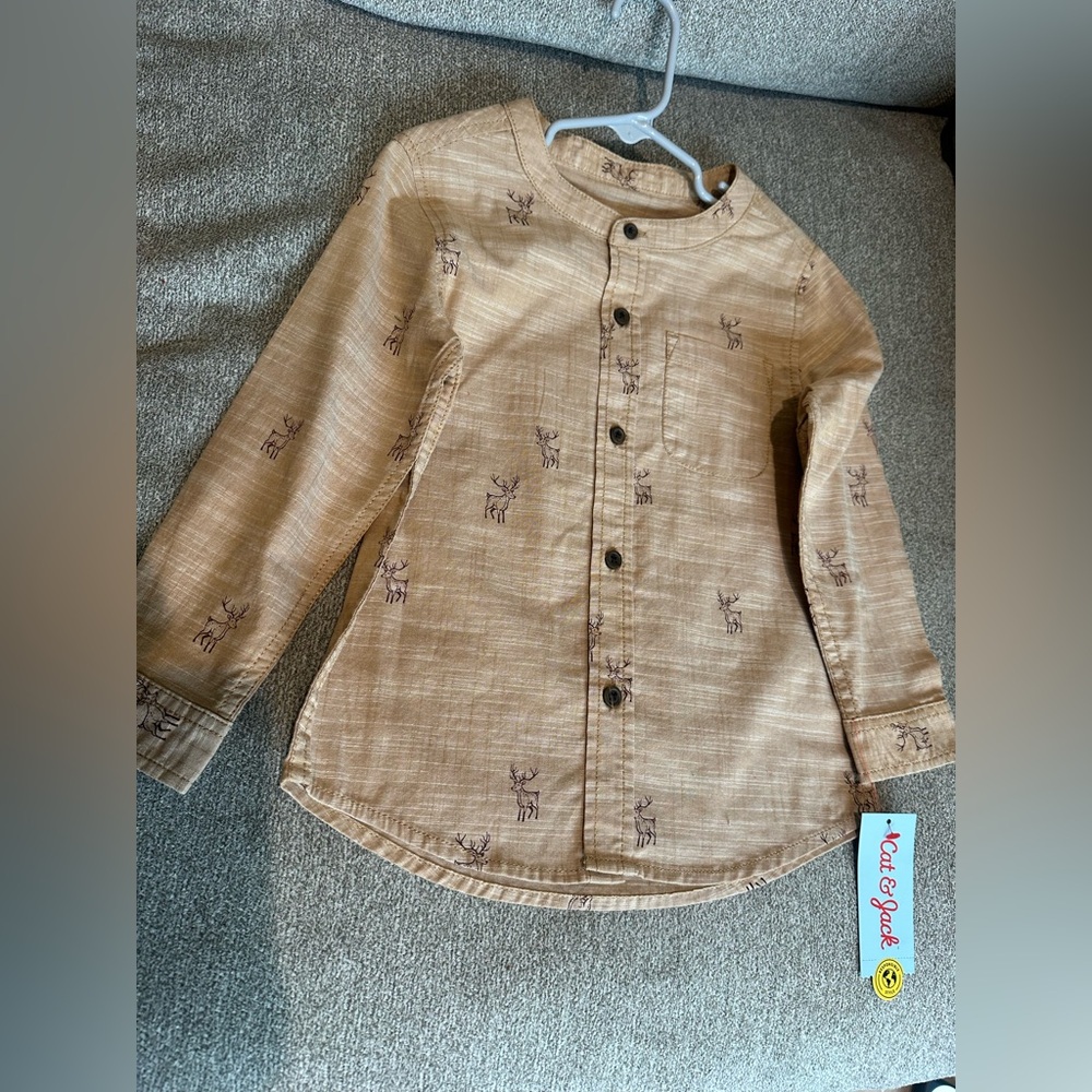 NWT! Light brown (Tan)toddlers reindeer button down shit with pocket.
5t